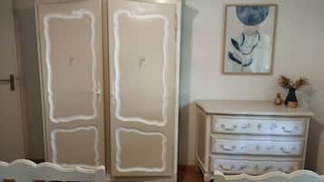 2 bedrooms, travel cot, WiFi, bed sheets