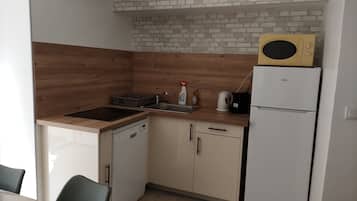 Fridge, microwave, stovetop, dishwasher