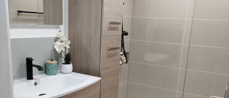 Een haardroger, handdoeken, toiletpapier