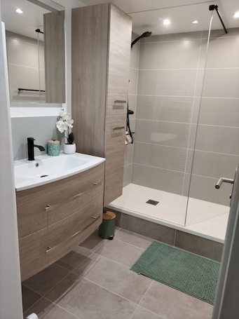 Hair dryer, towels, toilet paper. Less than 5 minutes from the Lion d'Angers racecourse