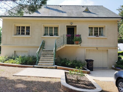 Less than 5 minutes from the Lion d'Angers racecourse