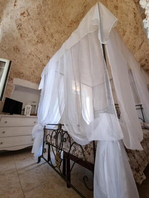 2 bedrooms, iron/ironing board, Internet, bed sheets