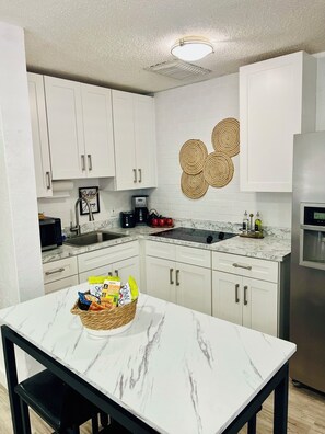 Køleskab, mikrobølgeovn, kaffe-/temaskine, elkedel