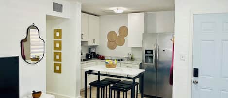 Kühlschrank, Mikrowelle, Wasserkocher mit Kaffee-/Teezubehör