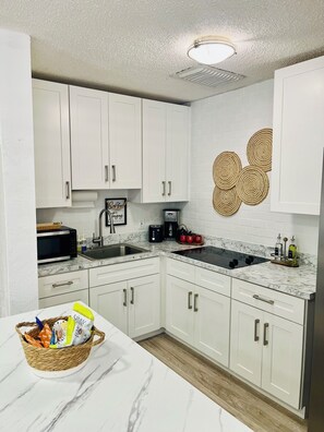 Jääkaappi, mikroaaltouuni, kahvin-/teenkeitin, vedenkeitin