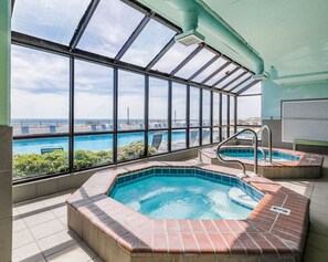 Una piscina cubierta, una piscina climatizada