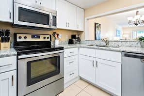 Geladeira, micro-ondas, fogão, cooktop