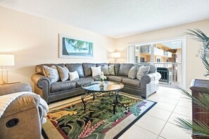 TV - Nice and Relaxing Family Getaway - Steps to the Beach with Heated Pool (Cocoa Beach)