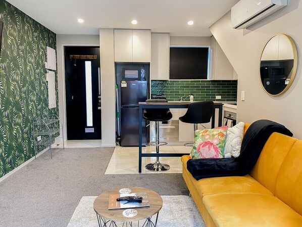 Smart-tv, een kantoor en een computerscherm