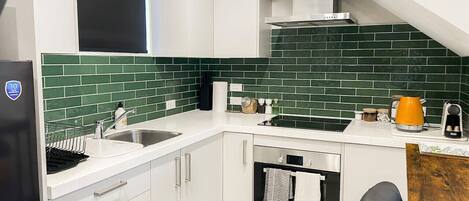 Frigorífico, microondas, horno y placa de cocina