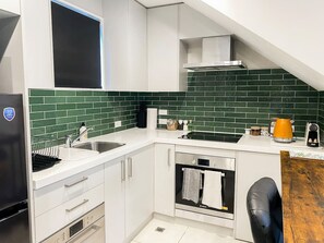 Een koelkast, een microgolfoven, een oven, een kookplaat