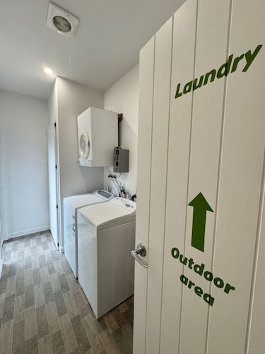 6bedrooms w bathrooms. Central. Free Parking. Games Room. Cinema. Large Groups.