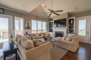 Smart TV, chimenea, tenis de mesa y libros 
