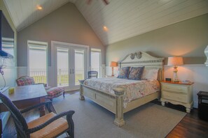 4 soverom, skrivebord, wi-fi (inkludert) og sengetøy