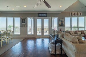 Smart-TV, peis, bordtennis og bøker