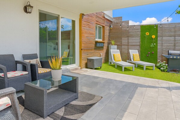 Terrace/patio - Canal Views from Pool w BBQ and Pit | Miami Escape (Miami)