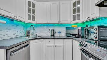 Kühlschrank, Mikrowelle, Ofen, Wasserkocher mit Kaffee-/Teezubehör