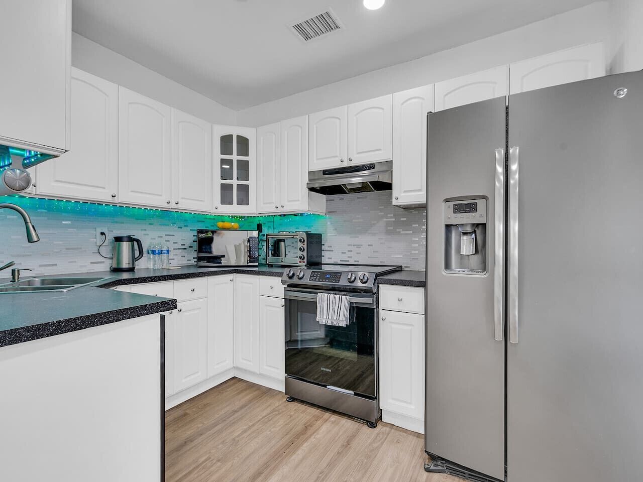 Fridge, microwave, oven, coffee/tea maker