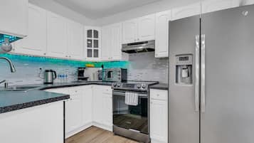 Fridge, microwave, oven, coffee/tea maker