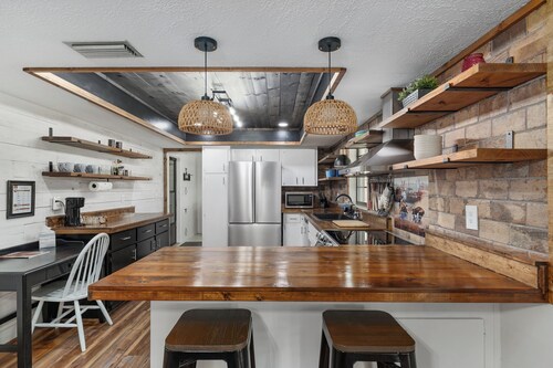 3-bedroom Farmhouse in Ocala with WiFi, AC, Fire Pit on Treed, Grassy Acreage