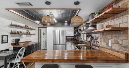 3-bedroom Farmhouse in Ocala with WiFi, AC, Fire Pit on Treed, Grassy Acreage