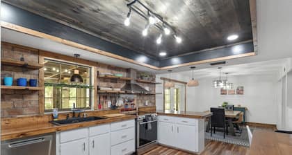 3-bedroom Farmhouse in Ocala with WiFi, AC, Fire Pit on Treed, Grassy Acreage