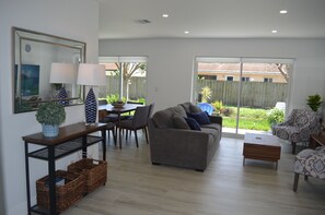 Smart TV, ping pong - The Beach Nest - Delray Getaway (Delray Beach)