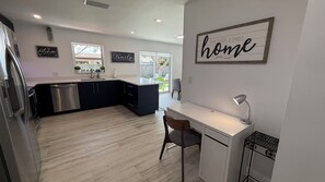 Kylskåp, mikrovågsugn, ugn och spishäll