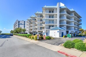 Exterior - Bay Princess -Great 2 Bedroom Condo with Outdoor Pool & Parking for 2! (Ocean City)