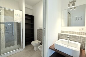 Shower, hair dryer, bidet, towels - M427 - Marcelli, new three-room apartment with private pool (Numana)
