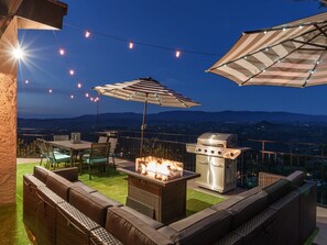 Outdoor dining - Sky Candy Estate - Sunrise+Sunset Views, Pool, Spa (Escondido)