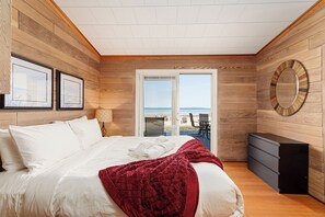 6 bedrooms, iron/ironing board, free WiFi, bed sheets - The Tides on East Bay (Traverse City)
