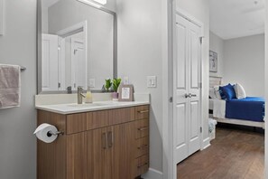 Shower - Bright 1BR by Broadway w/ infinity pool (Nashville)