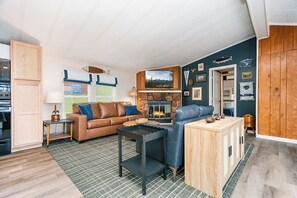 TV connectée, cheminée, livres