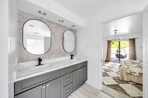 5 quartos, ferros/tábuas de passar roupa, Wi-Fi, roupa de cama