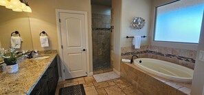 Shower, jetted bath, hair dryer, towels - The Palms at Sand Hollow (Hurricane)