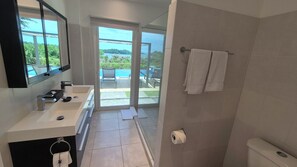 Shower, hair dryer, towels, soap - Two-bedroom ocean view apartment with private pool near hotel facilities (Boca Chica)