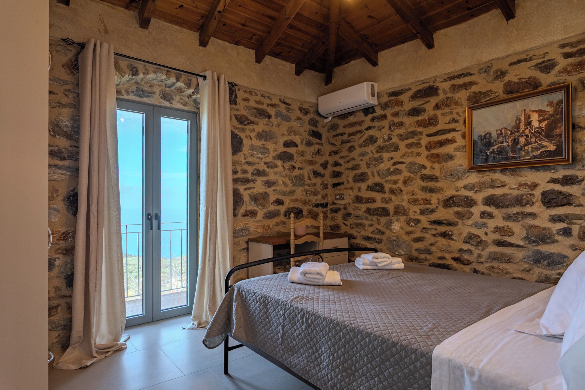 2 bedrooms, iron/ironing board, WiFi