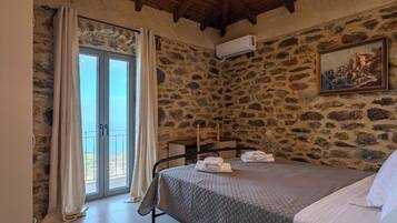 2 bedrooms, iron/ironing board, WiFi