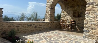 Charming 2-bedroom apartment with WiFi, AC in lovely Nomitsi