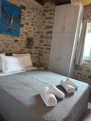 2 bedrooms, iron/ironing board, WiFi