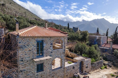 Charming 2-bedroom apartment with WiFi, AC in lovely Nomitsi