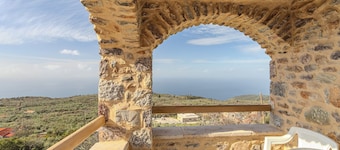 Charming 2-bedroom apartment with WiFi, AC in lovely Nomitsi