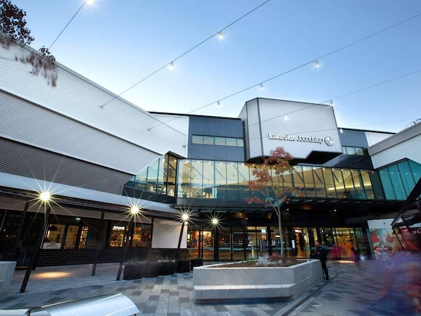 A modern building with a prominent sign reading 'Lakeside Doordienst'.