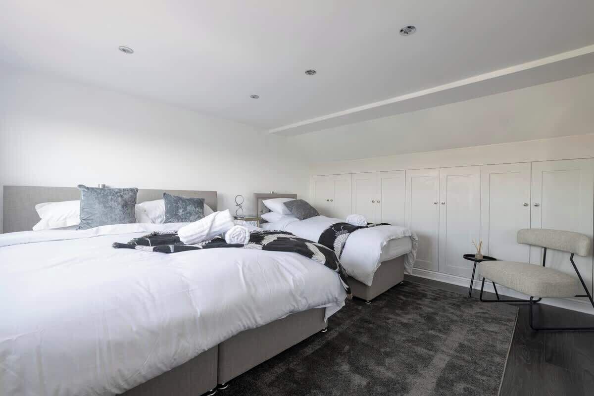 4 bedrooms, iron/ironing board, WiFi, bed sheets