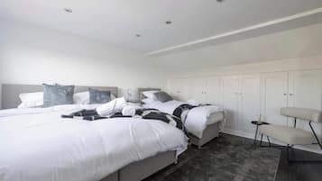 4 bedrooms, iron/ironing board, WiFi, bed sheets