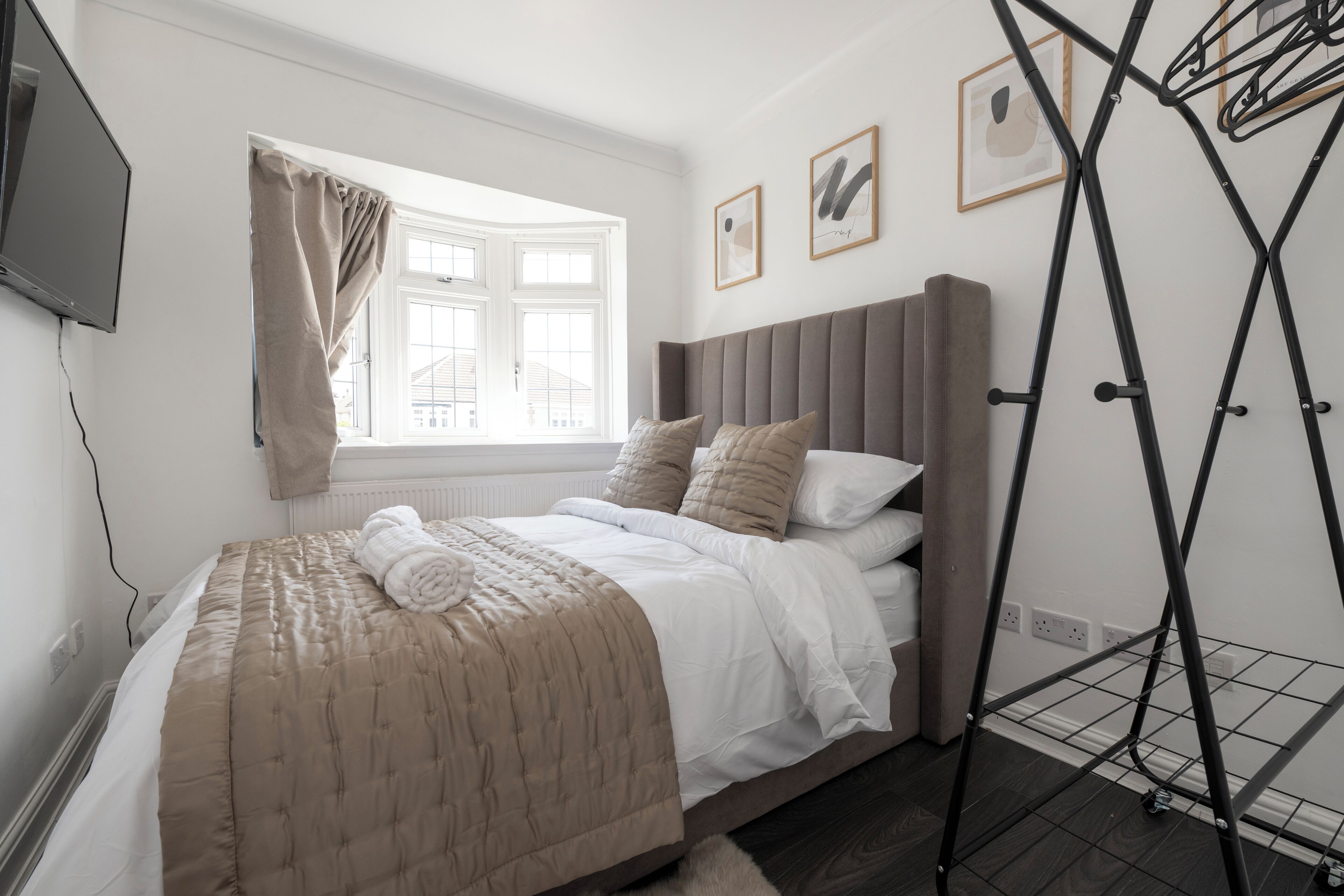 4 bedrooms, iron/ironing board, WiFi, bed sheets