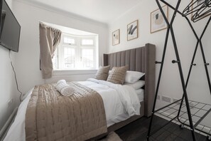 4 bedrooms, iron/ironing board, WiFi, bed sheets