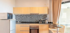 Kühlschrank, Mikrowelle, Ofen, Herdplatte