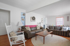 Smart TV - Timeout | Renovated 2BR Cottage, Screened Porch, Kayak + Bikes, Pet Friendly Near Downtown (Chincoteague Island)